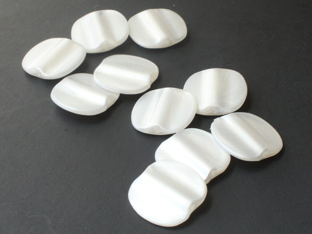 10 20mm White Flat Round Vintage Cultura Pearls Plastic Coin Beads